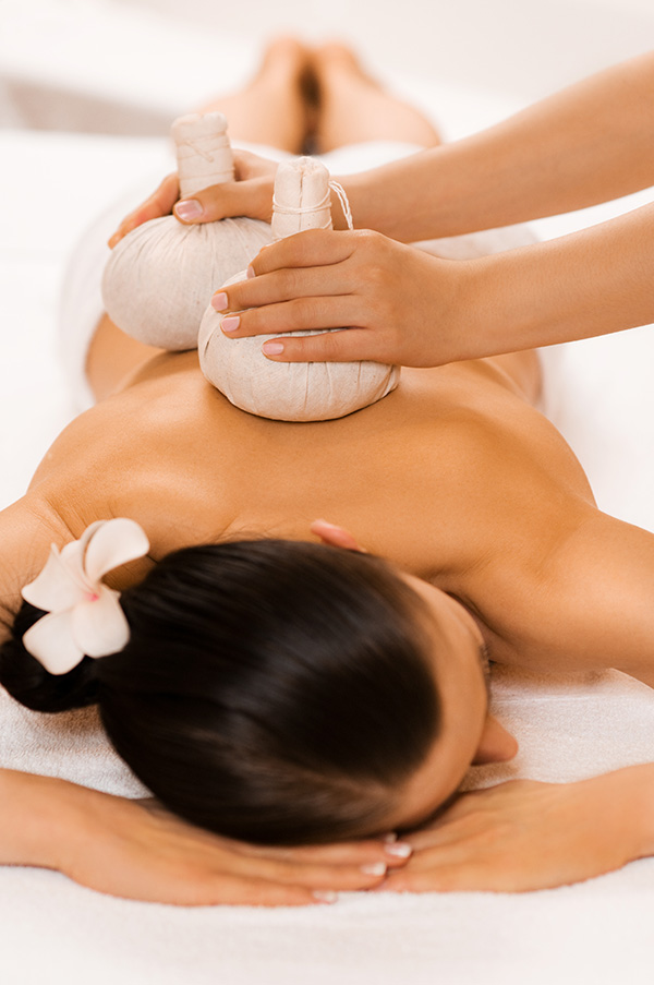 Kräuterstempelmassage für eine wunderbare glatte Haut
